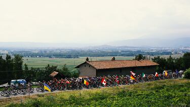 Una vista general del pelotón durante la primera etapa de La Vuelta a España 2025.