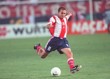 Se fue ese verano al Valencia, donde jugó el resto de su carrera, diez temporadas. Ahora es entrenador. Su última experiencia, hasta diciembre, fue precisamente en el equipo che, al que salvó del descenso en 2003.