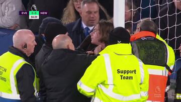 Se ata con una brida el cuello al poste en la Premier League
