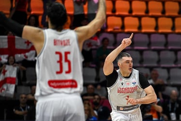 Beka Burkhanadze celebra una canaasta durante el partido contra España.