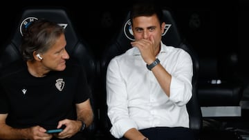 MADRID, 19/08/2025.- El entrenador del Osasuna, el italiano Alessio Lisci (d) antes de comenzar el partido de la primera jornada de LaLiga que Real Madrid y Atlético Osasuna disputan hoy martes en el estadio Santiago Bernabéu. EFE/Mariscal
