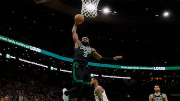 BOSTON, MA - DECEMBER 23: Jaylen Brown #7 of the Boston Celtics goes in for a dunk past D'Angelo Russell #0 of the Minnesota Timberwolves during the second half at TD Garden on December 23, 2022 in Boston, Massachusetts. NOTE TO USER: User expressly acknowledges and agrees that, by downloading and/or using this Photograph, user is consenting to the terms and conditions of the Getty Images License Agreement. (Photo By Winslow Townson/Getty Images) (Photo by Winslow Townson / GETTY IMAGES NORTH AMERICA / Getty Images via AFP)