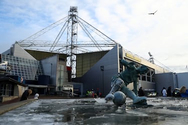 Estadio Deepdale en Preston, Inglateera. La escultura, inaugurada en 2005, recrea una famosa fotografía donde el futbolista inglés se lanza a por la pelota en un terreno de juego encharcado por la fuerte lluvia.