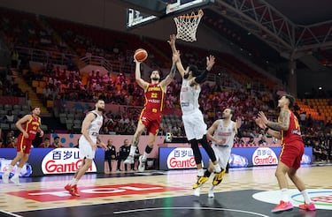 Santi Yusta trata de anotar ante la defensa de Bitadze.