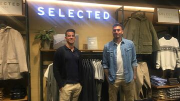 Luis Hernández y Roberto presentando la nueva línea de ropa de paseo del Málaga.