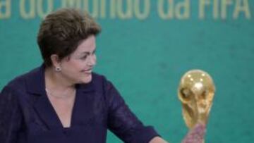 La presidenta de Brasil, al lado de la Copa del Mundo.