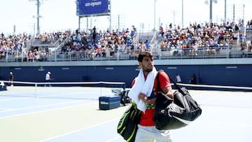 NEW YORK, NEW YORK - AUGUST 23: Carlos Alcaraz of Spain walks off court after a practice session ahead of the US Open at USTA Billie Jean King National Tennis Center on August 23, 2025 in New York City. Clive Brunskill/Getty Images/AFP (Photo by CLIVE BRUNSKILL / GETTY IMAGES NORTH AMERICA / Getty Images via AFP)