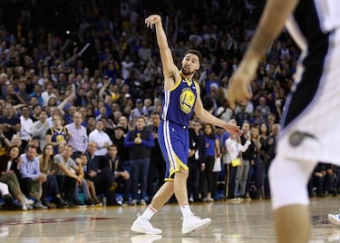 Es probable que haya gente que todavía ponga a Ray Allen por delante, pero el jugador que completa junto a su ya mencionado compañero, los Splash Brothers, es la quintaesencia del tirador. Por mucho que no haya estado en el club del 50-40-90 y que esté todavía en el decimosexto puesto histórico de la lista de triples (detrás de Kobe Bryant, ojo), Thompson, en cuanto al perfil clásico de tirador, se llevaría la medalla de oro. Con apenas necesidad de botar el balón y siendo el mejor de esta lista que juega sin él, puede anotar tras recibir (catch and shoot) y tras driblar, lanzando además desde cualquier parte de la pista con una precisión asombrosa y con una capacidad procedente del trabajo para enlazar rachas tremendas, Klay se cuela en este segundo puesto histórico con todo merecimiento. Además, nunca se ha bajado del 40% en triples, y ha anotado más de 200 en siete de sus ocho temporadiccwin247.como profesional (solo se quedó sin la racha en la primera), sin contar ésta última, que se la ha pasado lesionado.
