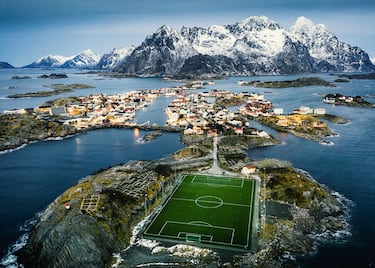 El terreno de juego pertenece al pueblo de Henningsvaer, un pueblo de pescadores en el municipio de Vagan en el condado de Nordland y apenas cuenta con casi 500 habitantes. A pesar de su pequeño tamaño este lugar es uno de los más visitados por turistas de Noruega. 