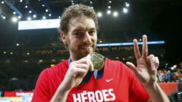 Pau Gasol posa con la medalla de oro lograda en el último Eurobasket.