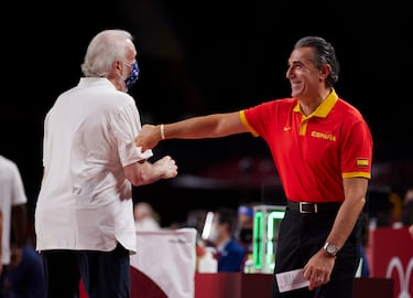Los juegos Olímpicos se celebraron en Tokio un año después de lo previsto. En el país nipón, España volvió a cruzarse con Estados Unidos, pero esta vez en cuartos de final, por lo que no pudieron luchar por las medallas. En la imagen Scariolo saluda a Gregg Popovich, entrenador principal de Estados Unidos en estos Juegos Olímpicos.