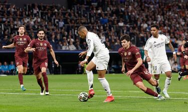 2-0. Jugadón del equipo de Ancelotti. Vinicius conecta con Rodrygo que asiste, con un caño a Khusanov, para el nueve del Real Madrid. El francés controla, recorta a Gvardiol y bate a Emerson con un derechazo.