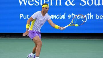 El tenista español Rafa Nadal devuelve una bola durante su partido ante Borna Coric en el Masters 1.000 de Cincinnati.