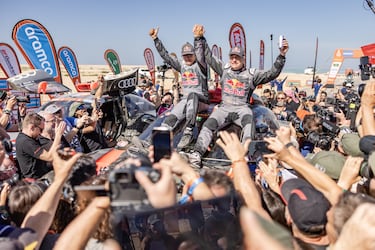 Carlos Sainz siempre tuvo el don de aparentar normalidad ante lo extraordinario. Sin embargo, su cuarta conquista del Dakar nunca trascendió como un triunfo cualquiera por varias razones. Para empezar, el piloto español se superó a sí mismo como ganador más longevo en la carrera (62 años); se convirtió en el primer piloto que conquistó el Touareg con cuatro marcas diferentes (Volkswagen, Peugeot, Mini y Audi) y junto a un coche de “ciencia ficción” con propulsión eléctrica coronó el proyecto de la marca de los cuatro aros en el desierto. Un segundo hogar para el madrileño en el que habla el idioma de la velocidad y al que se vuelve a presentar con otro nuevo objetivo: una nueva corona.