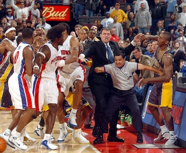 A 46 segundos del final del partido entre los Detroit Pistons y los Indiana Pacers, en 2004, Ron Artest y Ben Wallace se enzarzaron en una pelea. Cuando parecía que llegaba la calma, un aficionado lanzó un vaso contra Artest (luego Metta World Peace), que estaba tumbado sobre la mesa de anotadores, y se desencadenó una trifulca masiva entre los jugadores y el público. Nueve jugadores fueron sancionados con un total de 146 partidos y las multas ascendieron a 11 millones de dólares.