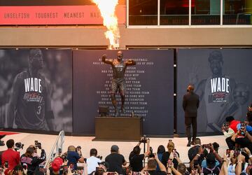 Oscar León y Omri Amrany, han sido los autores de la estatua de Wade que estará a las afueras del pabellón de los Miami Heat. En la imagen se puede ver al exjugador haciendo una famosa celebración después de anotar un lanzamiento ganador, señalando el parqué como queriendo decir "esta es mi casa". Wade jugó en Miami 15 temporadas ganando tres anillos (2006, 2012 y 2013), siendo MVP de la final en el primero, fue 13 veces All Star y estuvo en ocho ocasiones en los mejores quintetos de la NBA. El año pasado fue incluido en el Hall of Fame.