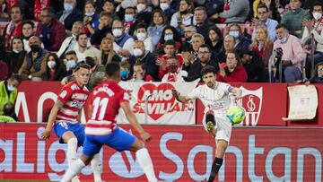 Navas controla un balón ante el Granada.