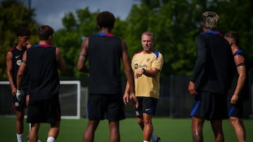 Hansi Flick hablando con sus jugadores en el primer entrenamiento en Orlando.