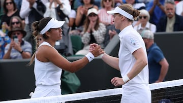 Liudmila Samsonova (D) saluda Jessica Bouzas en Wimbledon.