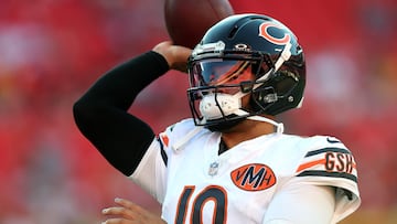 KANSAS CITY, MISSOURI - AUGUST 22: Quarterback Caleb Williams #18 of the Chicago Bears warms up prior to the NFL Preseason 2025 game against the Kansas City Chiefs at Arrowhead Stadium on August 22, 2025 in Kansas City, Missouri. Jamie Squire/Getty Images/AFP (Photo by JAMIE SQUIRE / GETTY IMAGES NORTH AMERICA / Getty Images via AFP)
