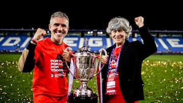Roberto Ricobaldi y María Vargas, con la Copa de la Reina ganada por el Atlético en 2023.