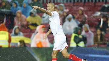 GRA064. BARCELONA, 04/11/2017.- El centrocampista argentino del Sevilla Guido Pizarro celebra tras marcar ante el FC Barcelona, durante el partido de Liga en Primera División disputado esta noche en el Camp Nou. EFE/Alejandro García