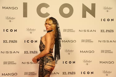Samantha Hudson posa en la alfombra roja de la gala por el décimo aniversario de 'Icon' celebrada en el Consulado Italiano de Madrid.