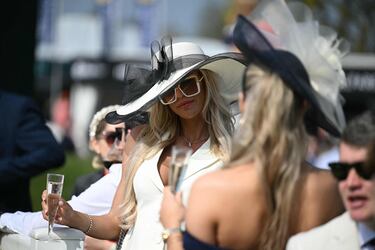 Ambiente durante el 'Ladies Day' del Grand National Festival, la carrera ecuestre más importante de las que se celebran en el Reino Unido, en el Circuito de Aintree, Liverpool.