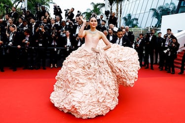 Araya Hargate posa para los fotógrafos a su llegada a la ceremonia de apertura del 76º festival internacional de cine de Cannes.
