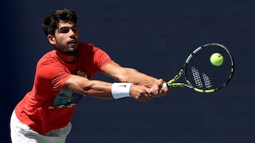 NEW YORK, NEW YORK - AUGUST 23: Carlos Alcaraz of Spain plays a back hand during a practice session ahead of the US Open at USTA Billie Jean King National Tennis Center on August 23, 2025 in New York City. Clive Brunskill/Getty Images/AFP (Photo by CLIVE BRUNSKILL / GETTY IMAGES NORTH AMERICA / Getty Images via AFP)