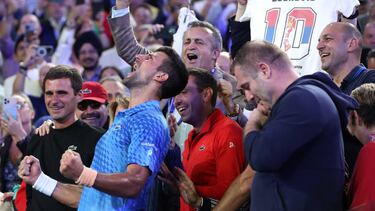Djokovic celebra el título con su gente.