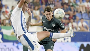 Jorge Sáenz intenta despejar un balón ante la presencia de Kortajarena.