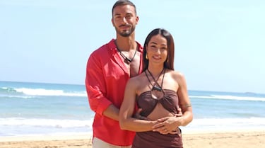 Se conocieron una noche de fiesta por Valencia. En ese momento, los dos tenían pareja por lo que ninguno se atrevió a dar el primer paso. El primer beso llegó cuando Ana todavía seguía teniendo sentimientos por su expareja. 

