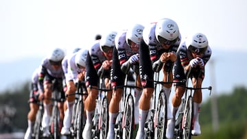 UAE Team Emirates XRG, con el danés Mikkel Bjerg a la cabeza, durante la contrarreloj por equipos.