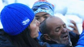 <b>¿RESCATE? </b>Juanito Oiarzabal llegaba al campo base de Lhotse, con Edurne Pasaban a su lado.
