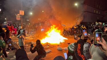 Los aficionados encienden un fuego mientras celebran después del triunfo de los Philadelphia Eagles en la Super Bowl.