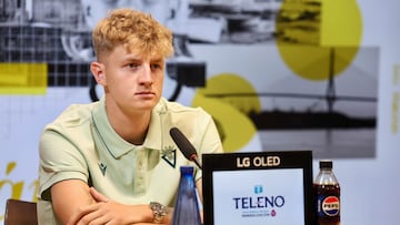 Pelayo Fernández en su presentación como nuevo jugador del Cádiz en el Nuevo Mirandilla.