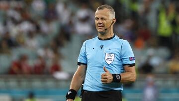 Bjorn Kuipers durante el encuentro entre la República Checa y Dinamarca en la Eurocopa 2020.