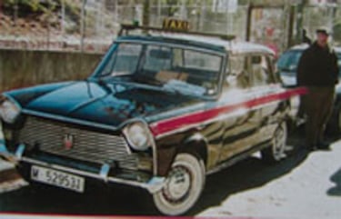El motivo por el que los taxis de Madrid son blancos y tienen una línea roja en la puerta