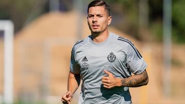 El central del Real Valladolid, Javi Sánchez, vuelve a entrenarse.