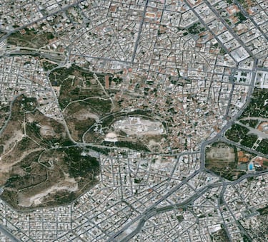 Capital de Grecia y actualmente la ciudad más grande, importante y poblada del país. Su área metropolitana comprende una población de 3,6 millones.