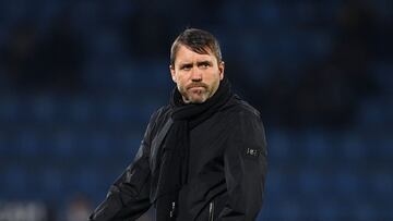 Eduardo Coudet camina hacia el banquillo de Balaídos antess del inicio del partido entre el Celta y Osasuna.