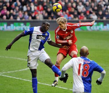 A finales de la década de los 2000, uno de los mejores defensores en la Premier League fuera del “Big Six” era sin dudas el congolés Chris Samba. Un central contundente, muy alto y corpulento que llegó al fútbol inglés procedente del Hertha de Berlín en el mercado invernal de 2007. En la temporada 10/11 Samba obtuvo el brazalete de capitán, pero en el mercado invernal de 2011, mientras estaba lesionado, pidió salir del Blackburn, y Steve Kean, entrenador de los ‘Rovers’, decidió quitarle la capitanía por falta de compromiso.