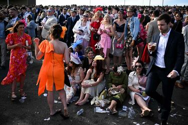 Ambiente durante el 'Ladies Day' del Grand National Festival, la carrera ecuestre más importante de las que se celebran en el Reino Unido, en el Circuito de Aintree, Liverpool.