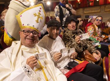 Varias personas disfrazadas con sus décimos antes de comenzar la celebración del Sorteo Extraordinario de la Lotería de Navidad 2024.