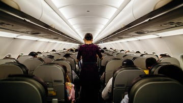 Adiós a levantarse del asiento antes de que se pare el avión: el país que multa a los pasajeros por este extendido gesto