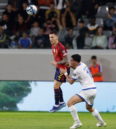 Debut de Alejandro Grimaldo. En la imagen, con el jugador de la selección de Chipre, Stelios Andreou.