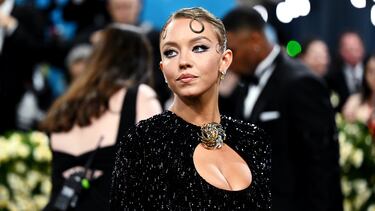 La actriz Sydney Sweeney posando con un  vestido de mangas cortas de Miu Miu.