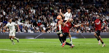 2-1. Centro lateral, toca Jesús Vallejo con la cabeza, Copete y Leo Román no se entienden y Jacobo Ramón aprovecha el momento para anotar el segundo tanto con la pierna derecha.