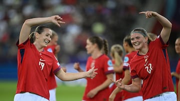 Gaupset celebra su segundo gol con Elisabeth Terland.